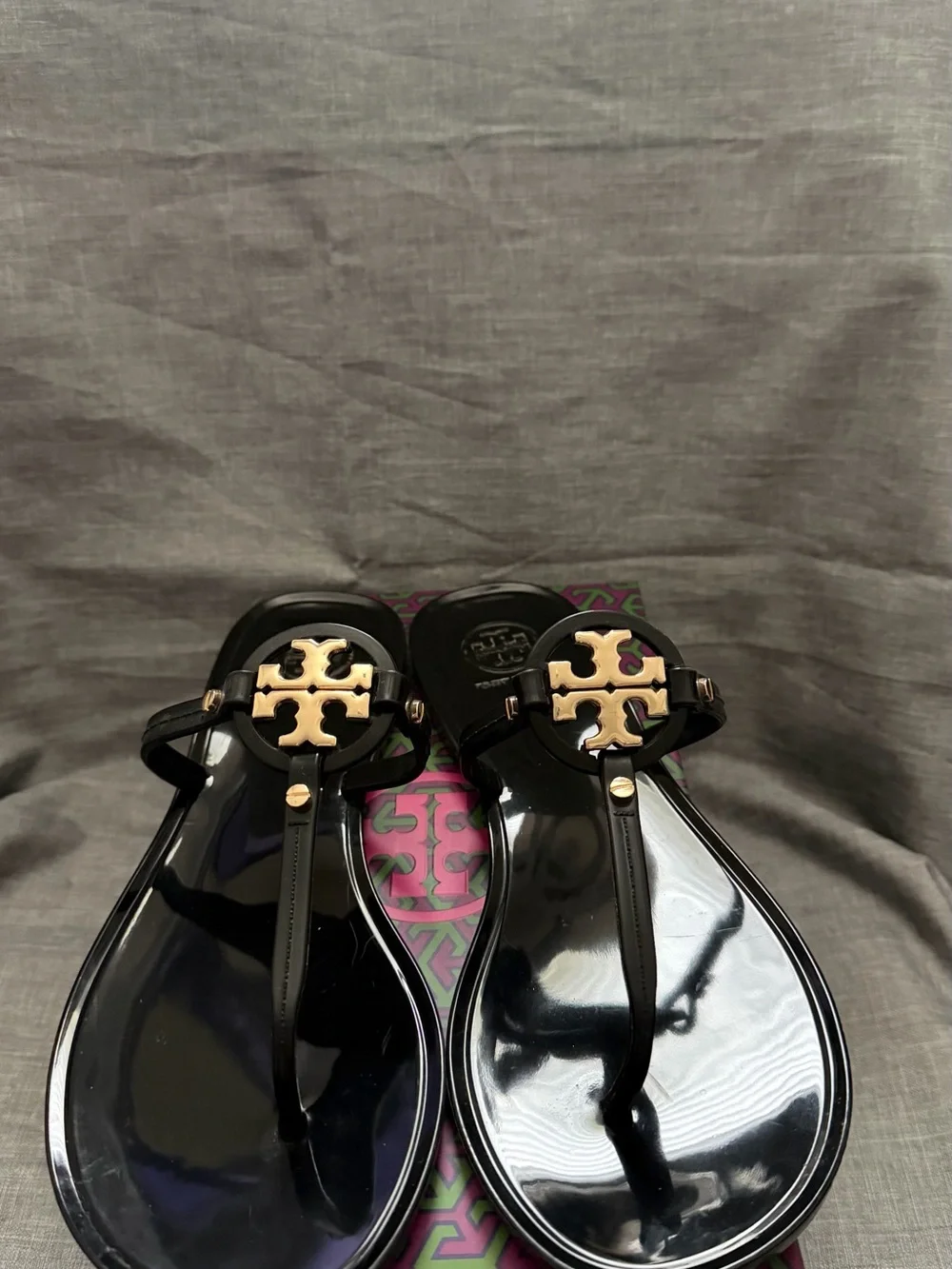 Tory Burch Black Patent Mini Miller Thong Sandal with Gold Logo - Picture 2 of 6
